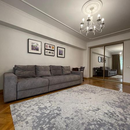 Двухкомнатная Квартира На Арбате Almaty Extérieur photo